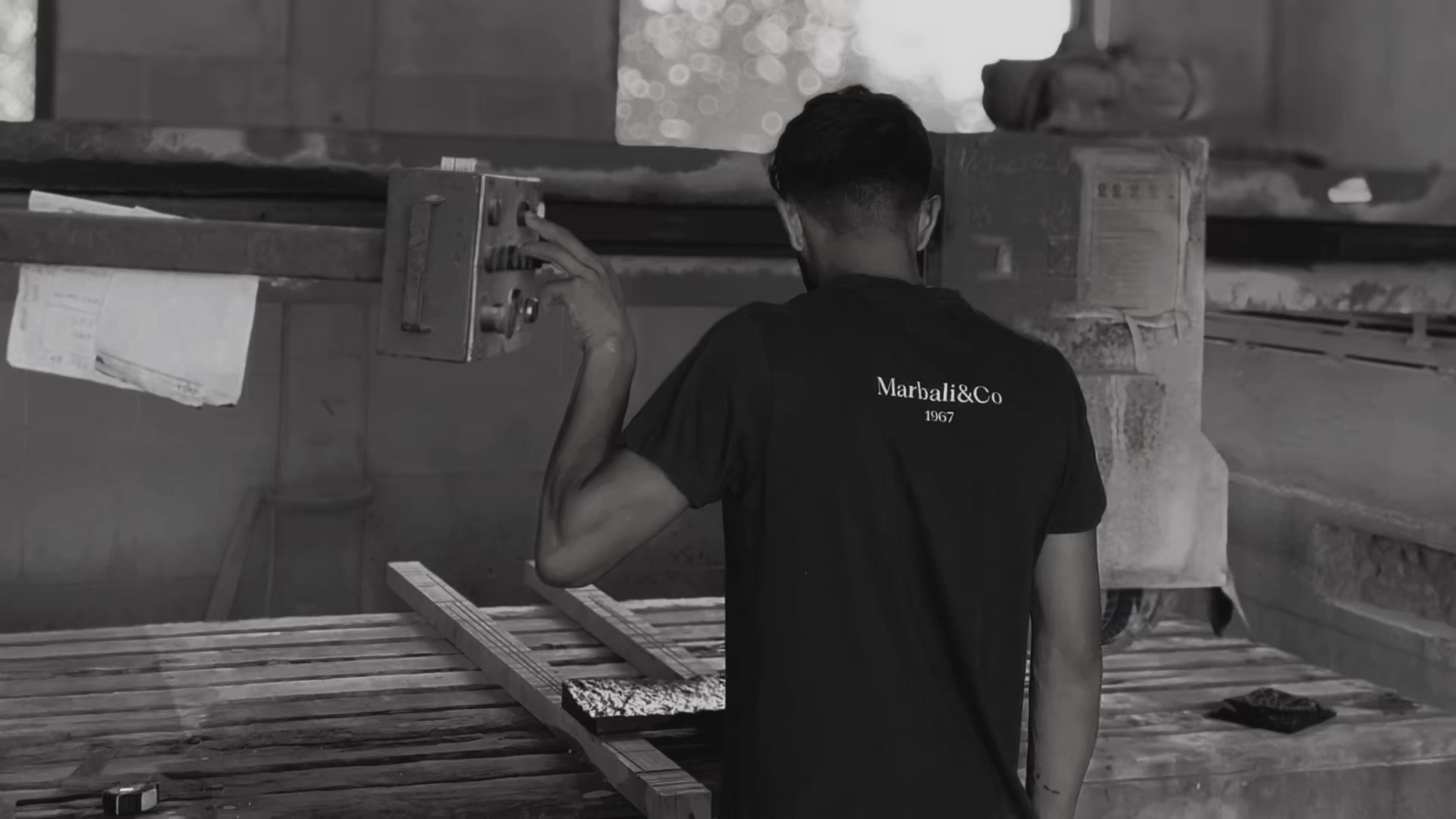Ručna obrada prirodnog kamena u Marbali radionici, prikaz procesa izrade unikatnog kamenog stola.