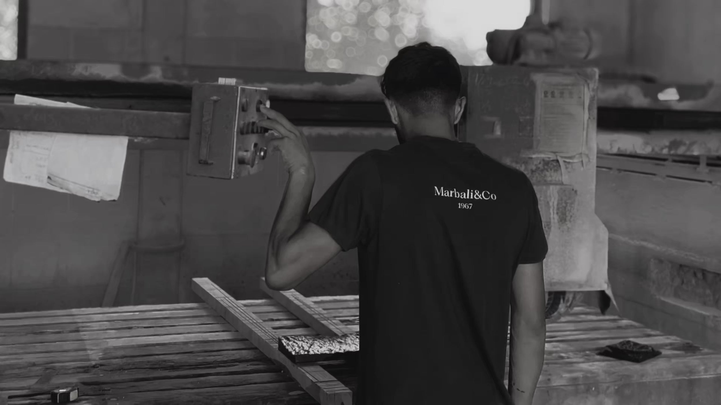 Ručna obrada prirodnog kamena u Marbali radionici, prikaz procesa izrade unikatnog kamenog stola.